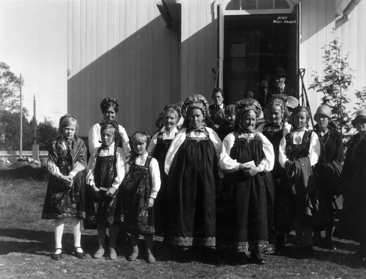 Kvinne og barnedrakter, Buskerud