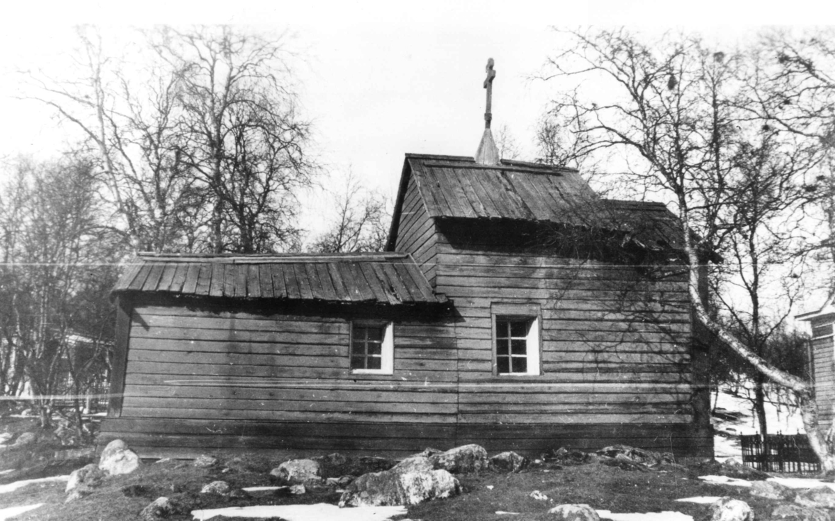 Kapellet i Boris Gleb, Russland, etter tradisjonen reist i 1565 av den hellige Trifon som misjonerte blant skoltesamene. Kapellet ble ødelagt av brann i 1944.