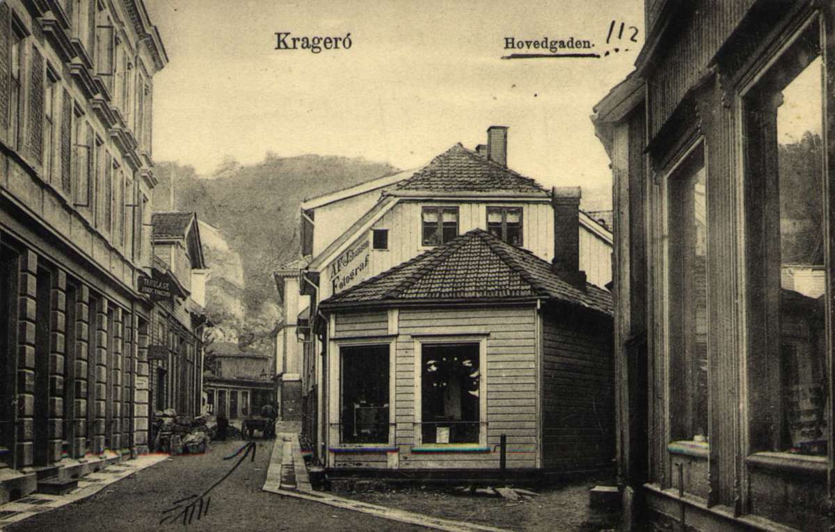 Postkort. Gateparti fra Kragerø. Datert 04.08.1907.