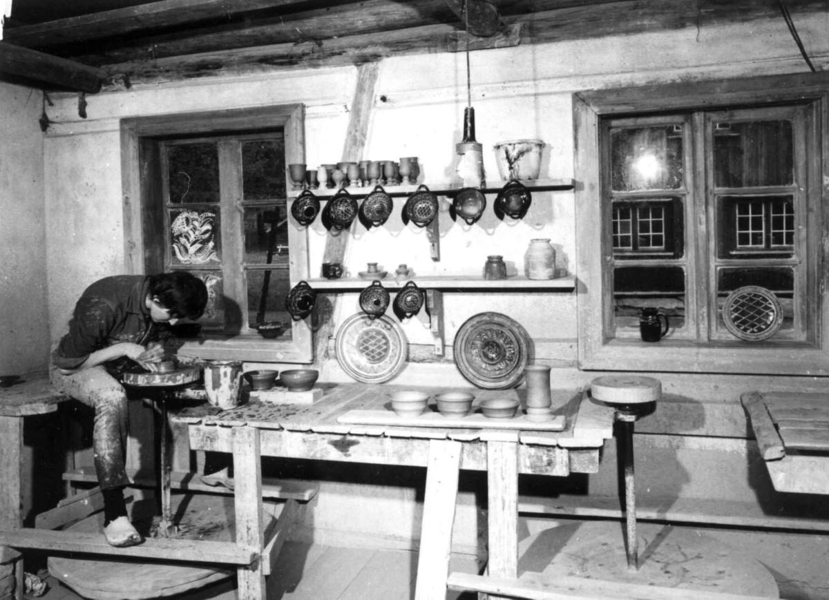Keramiker Randi Duborgh demonstrerer dreiing i lagerbygningen fra Rødfyllgaten 12, Vaterland, Oslo (Museumshåndverkerne). Mai 1968.
