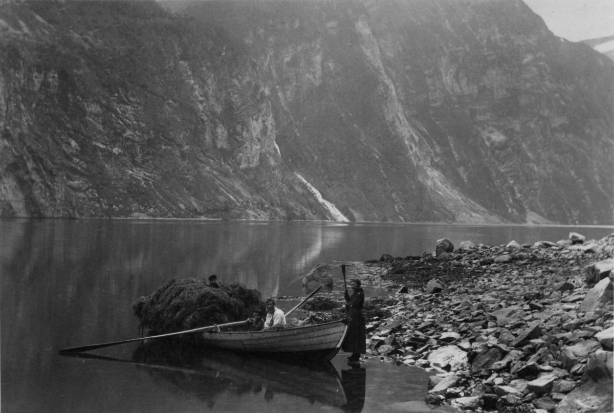 Hyytransport med robåt, antagelig i 1890-årene. Geirangerfjorden, Møre og Romsdal.