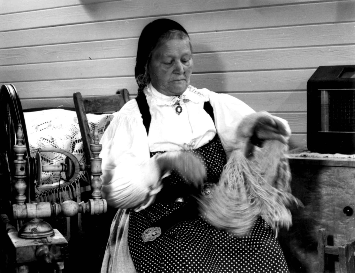 Jorunn Rysstad hesper garn. Hespen ristes. Rysstad, Valle, Aust-Agder 1968.