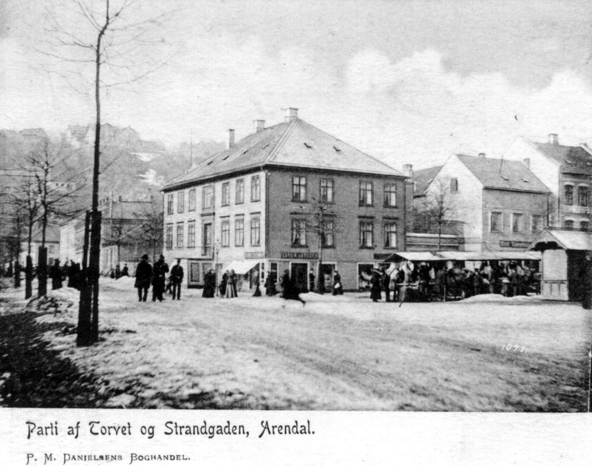 Postkort. Torvet og Strandgaden, Arendal, Aust-Agder.