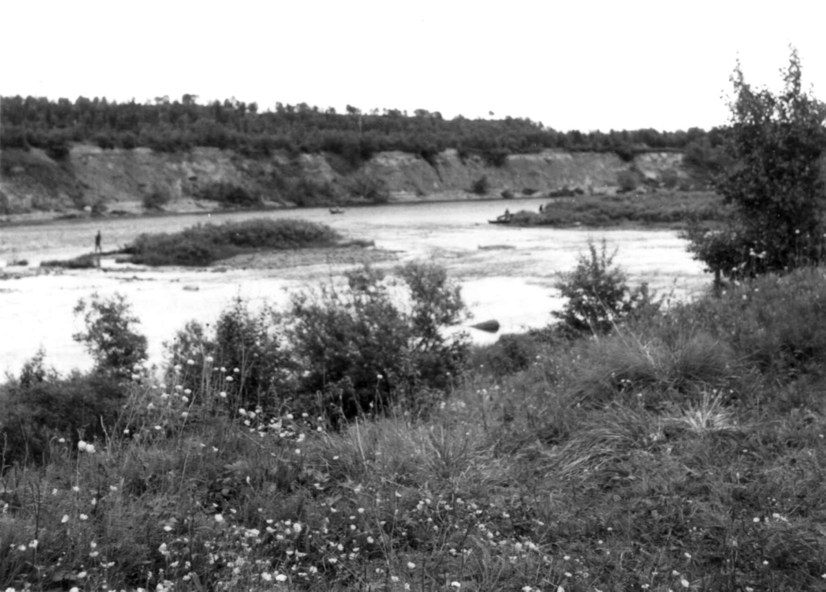 Neidenelva med laksefiskere nedenfor patået med St. Georgs kapell, 1968.