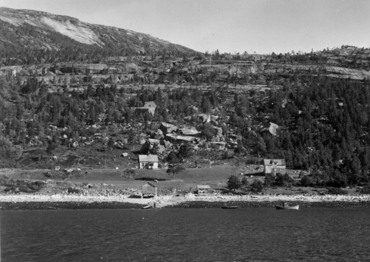 Oversiktsbilde over Ytre Nordbukt i Hellemofjorden, med bebyggelse, 1964.