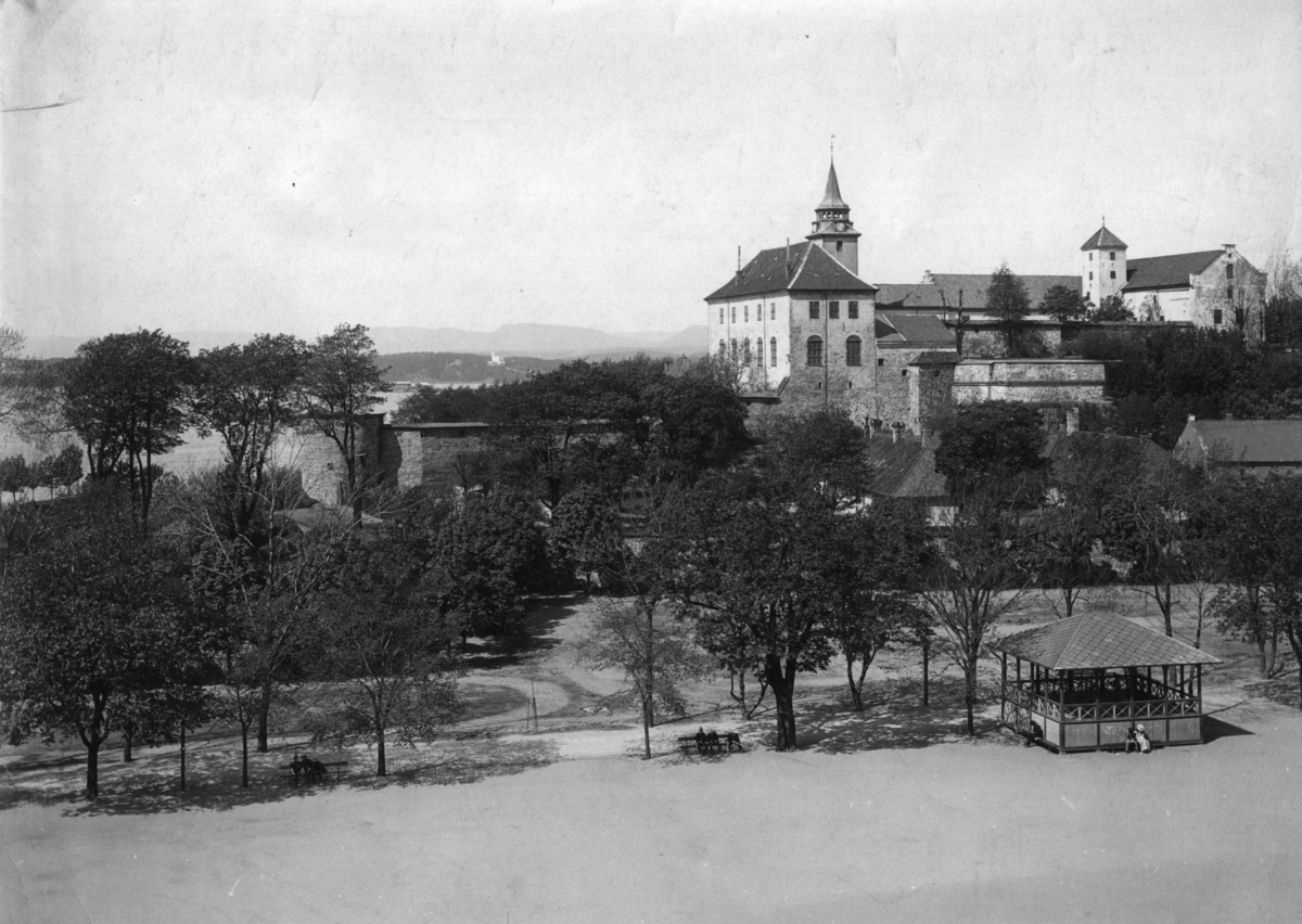 Akershus festning, Oslo. Park med paviljong.