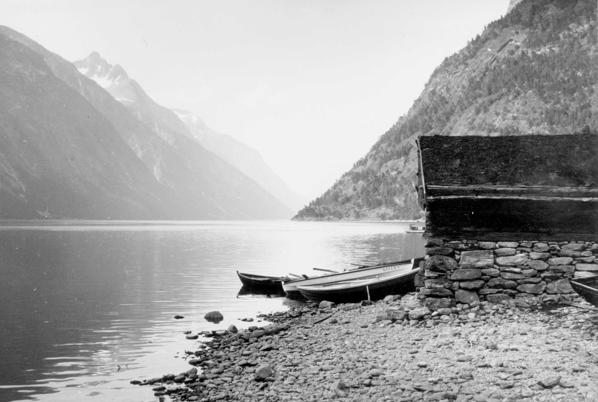 Øvre del av Eikesdalsvatnet i Nesset i Møre og Romsdal - båt og bebyggelse.