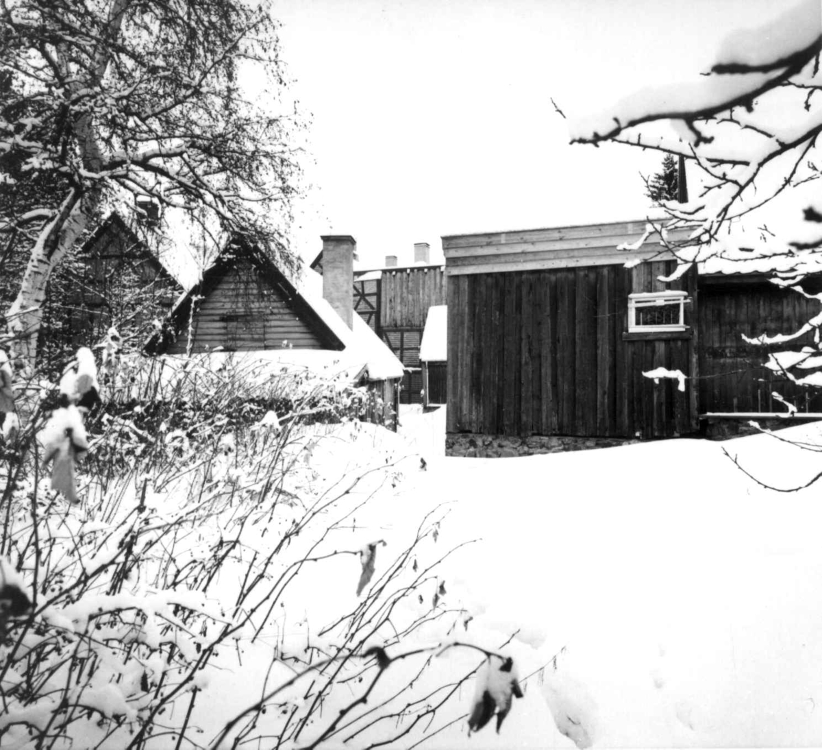 Enerhaugen under oppførelse på Norsk folkemuseum, 1968 - 69. Vinterbilde. Kanten 1 og Johannes gate 14 sett fra baksiden.