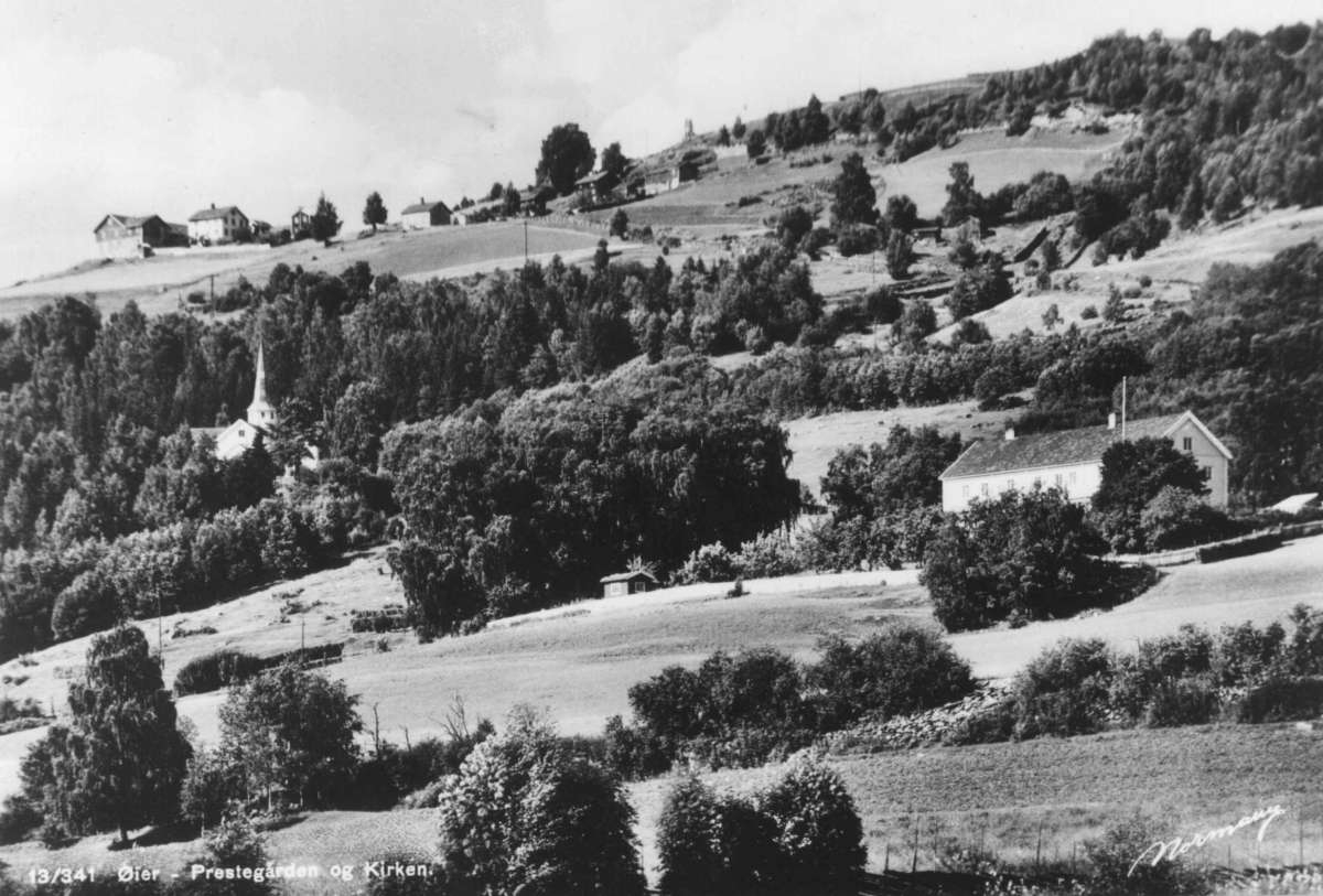 Avfotografert postkort. Øyer kirke og prestegård