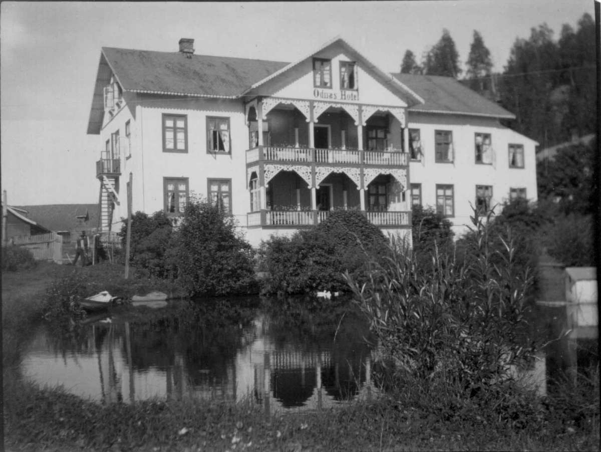 Odnes hotell, Søndre Land. Bygning i sveitserstil med dam i forgrunnen.
Del av gave fra Den norske Turistforening 1972.