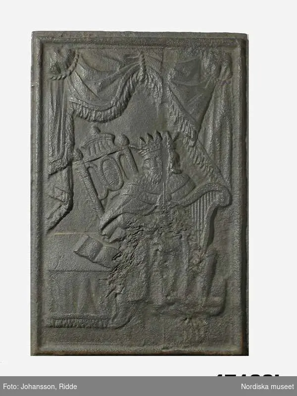 Huvudliggaren:
"12 järnhällar.
a) Märkt 'KEJSARE'.
b) Märkt 'SIMSON SLET LEYONET SÖNDER / HUSEBY BRUK'.
c) -
d) -
e) -
f) -
g) 2 st
h) -
i) Märkt 'ÖRMO'.
j) Märkt 'OSCAR'.
k) Märkt 'GUSTAF D:III SVERIGES KONUNG'."