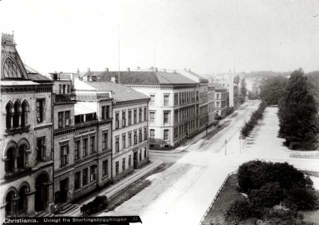 Stortingsgata, Oslo ant. 1880-årene. Gatebilde sett fra Stortinget.