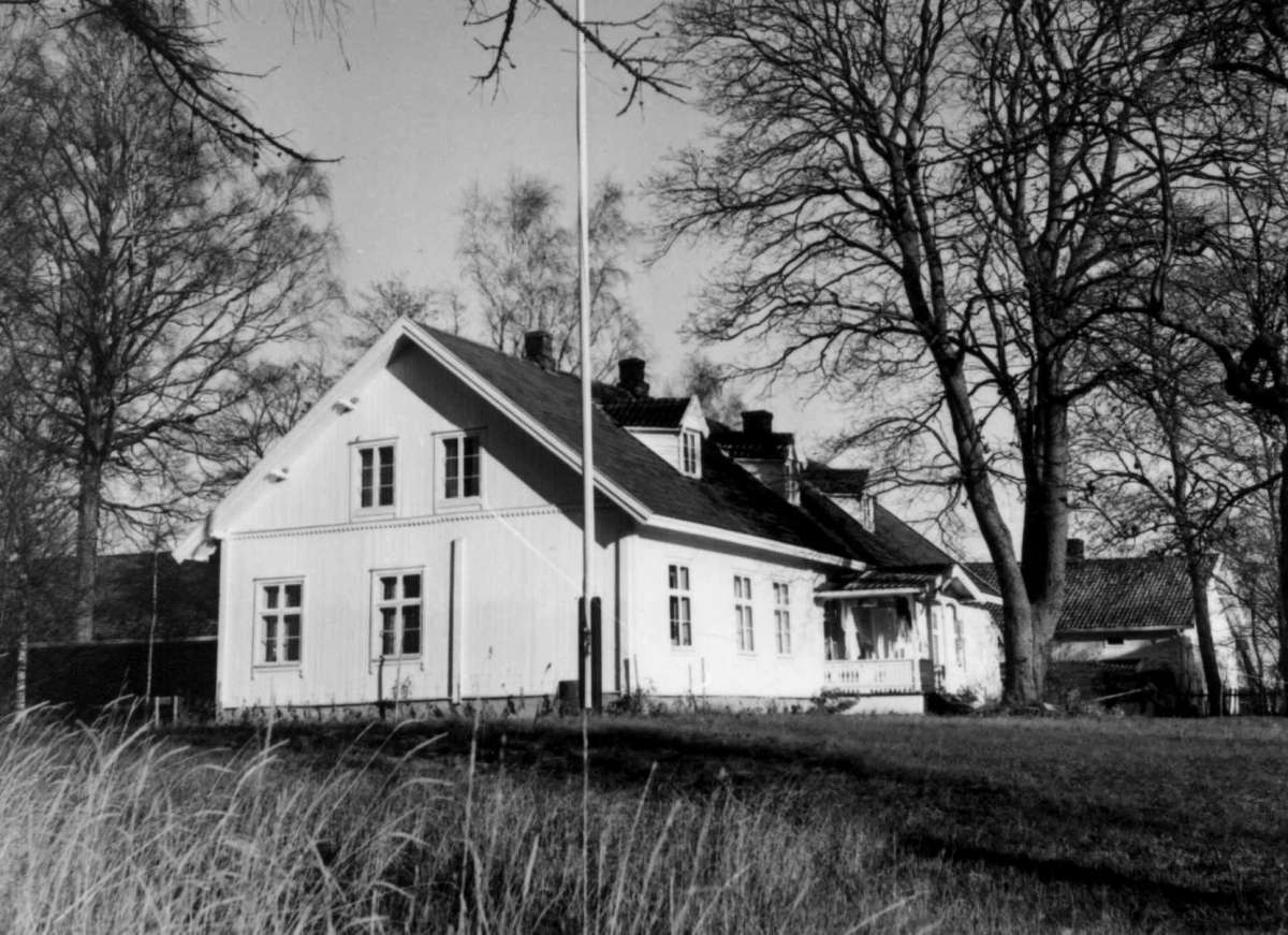 Vestbingen, Sørum, Akershus 1956. Våningshuset mot hagen. Hvitt hus med glassveranda.