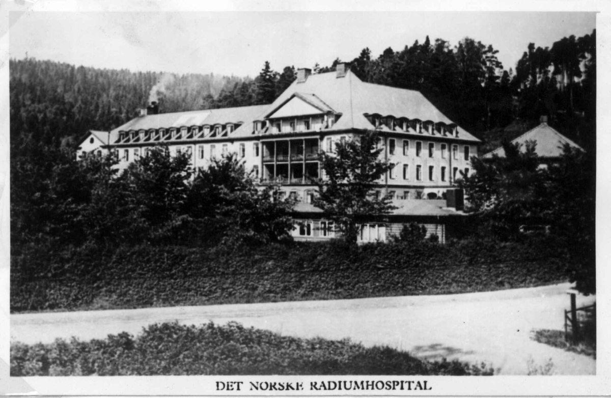 Det Norske Radiumhospital, Ullernchausseén 70, Oslo. Prospektkort sendt 1954
