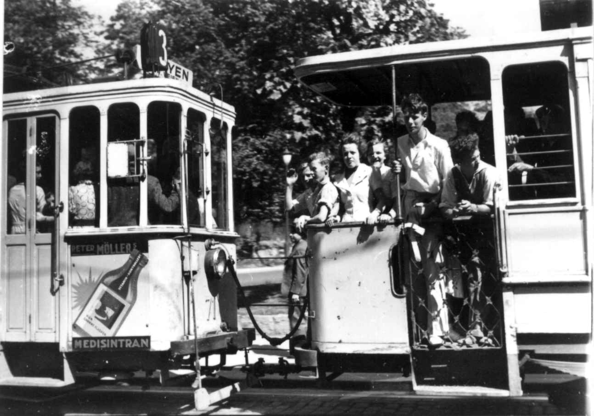 Skøyentrikk, Oslo. 1937. Passasjerer på plattformen på trikken.