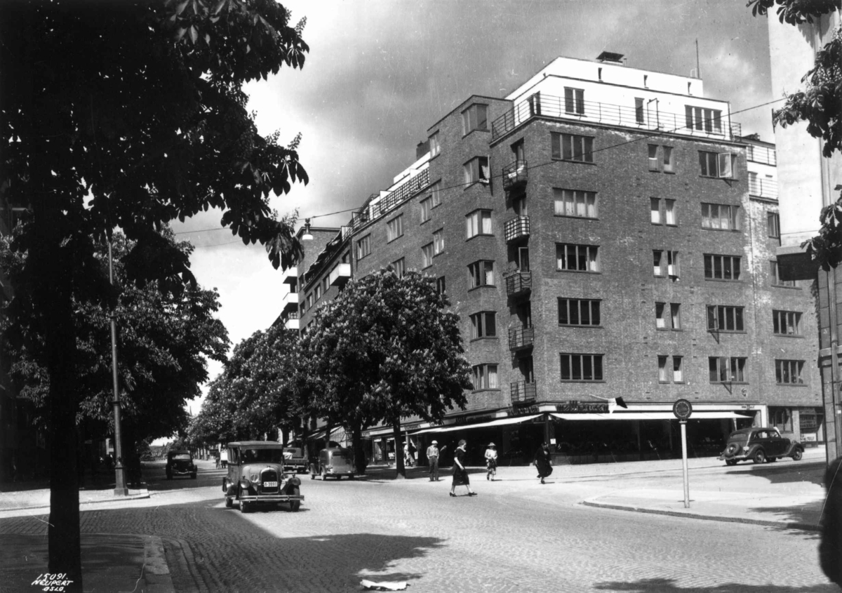 Krysset Bygdøy allé og Gabels gate, Oslo 1937. Gatebilde med biler og fotgjengere. Allé av trær.