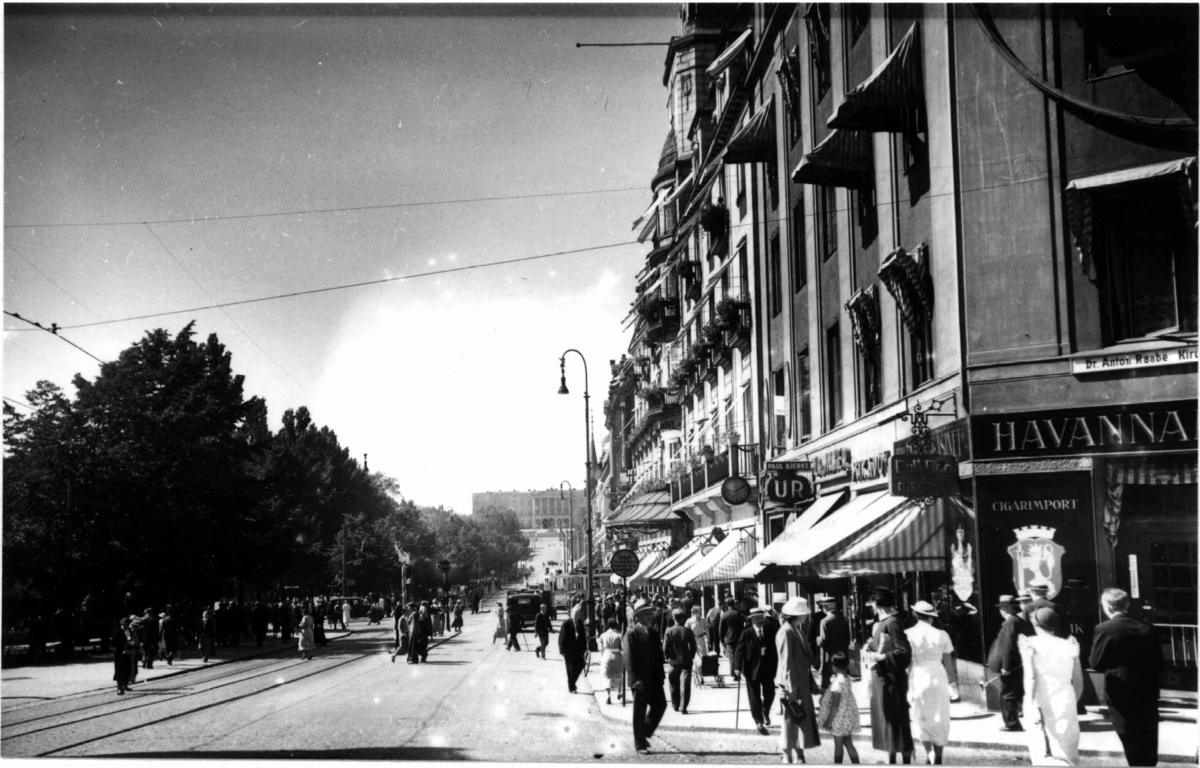 Karl Johans gate, Oslo 1936. Trafikk med fotgjengere og biler sett Grand hotell mot slottet.