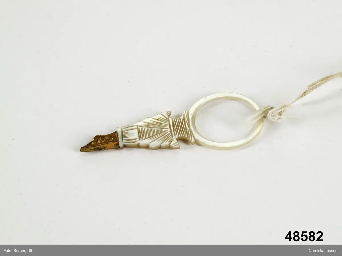 Brädspelslåda för bräde, kvarn och schack, med sju spelbrickor. Svart fanér med inläggningar av pärlemor, elfenben samt graverade förgyllda metallskivor. Blindträ av ek. (Uppgifter från katalogkort). Tillhörande träask för förvaring av spelpjäserna.