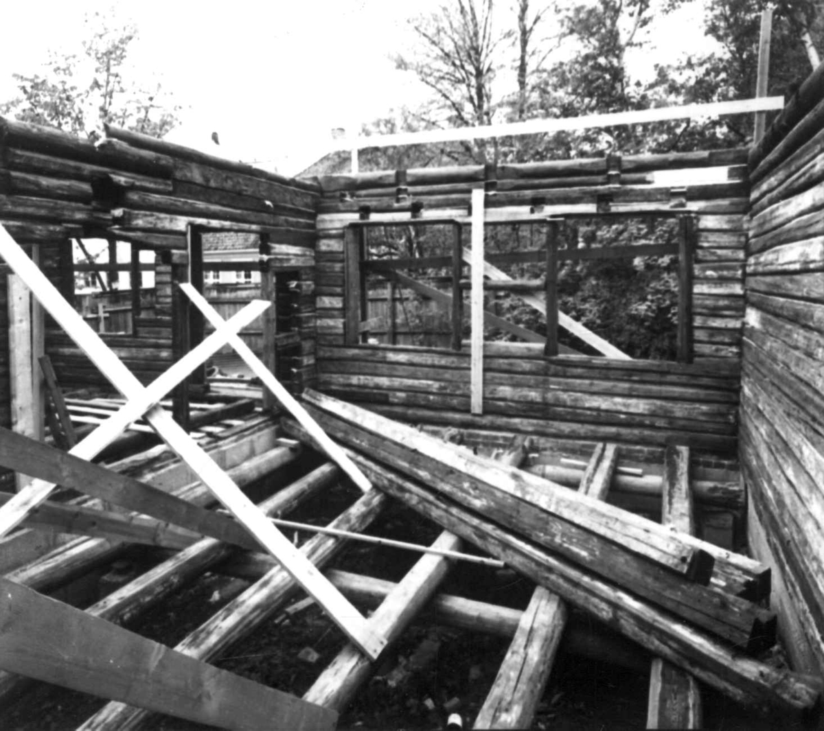 Oppsetting av bygård fra Fred. Olsens gate 13, Oslo, på Norsk Folkemuseum, sommeren/høsten 1975.