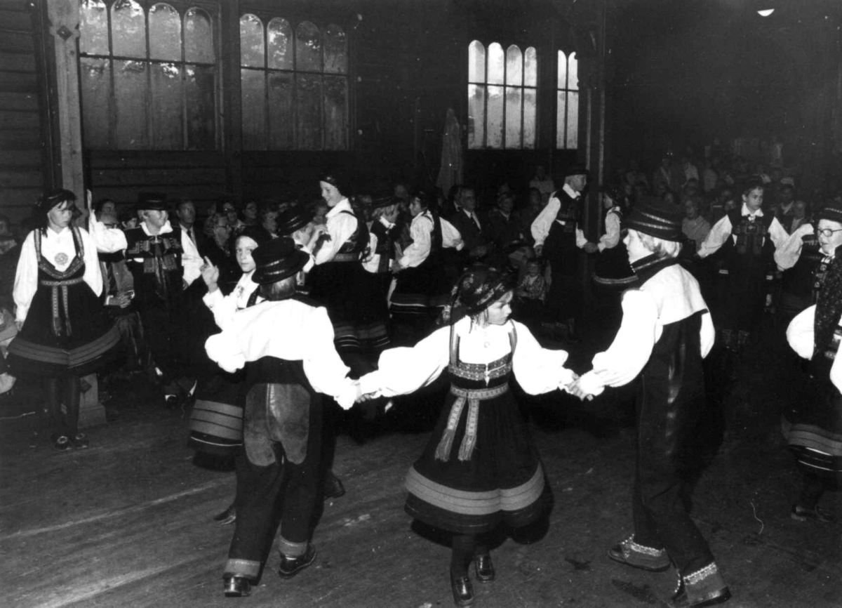 Norsk Folkemuseums barne- og ungdomsleikarrings 25 års jubileumsforestilling, september 1978. I Gamle Landbruk.