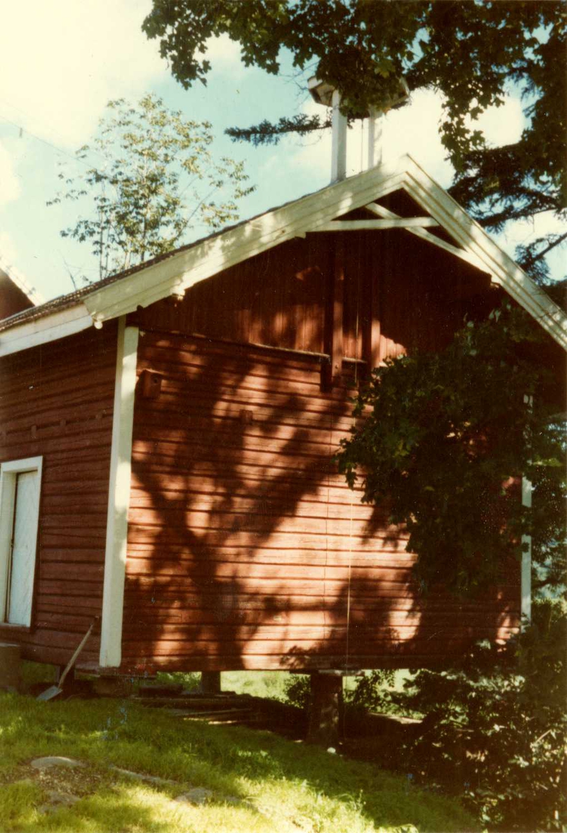 Øvre Jonsrud; Bærum, Akershus 1978. Vegg, dør og klokketårn på et takmøne. Uthus.