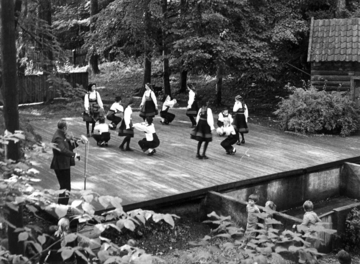 Norsk folkemuseums barneleikaring. Prinsesse Märtha Louise deltar.
9. sept. 1979.