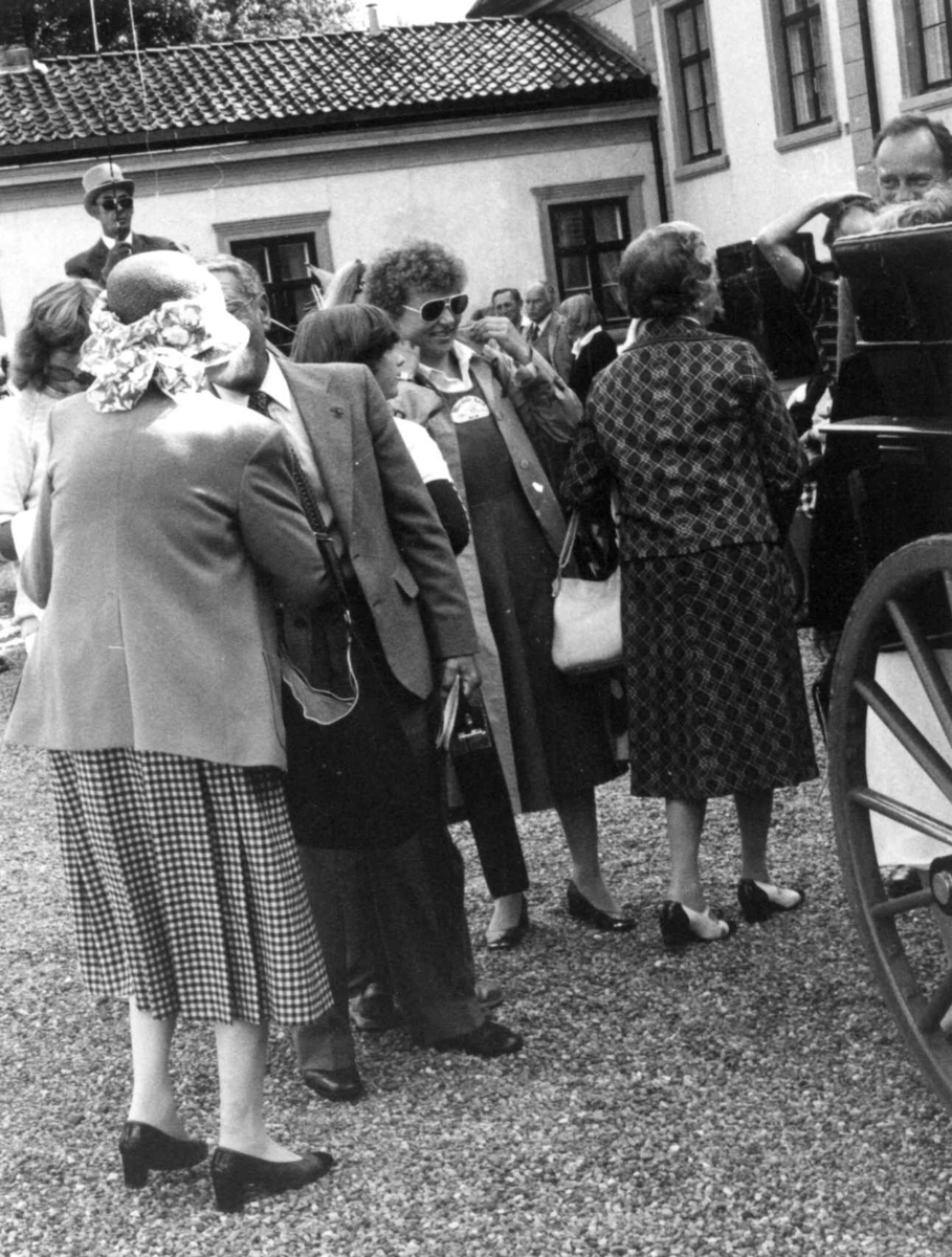 Oslodagene, 28.8.1982. Gårdsplassen på Bogstad. Damen i rutet drakt med ryggen til: fru Mimi Eek (født Egeberg), en av giverne av Bogstad stiftelse i 1955. I vognen førstekonservator Carsten Hopstock.