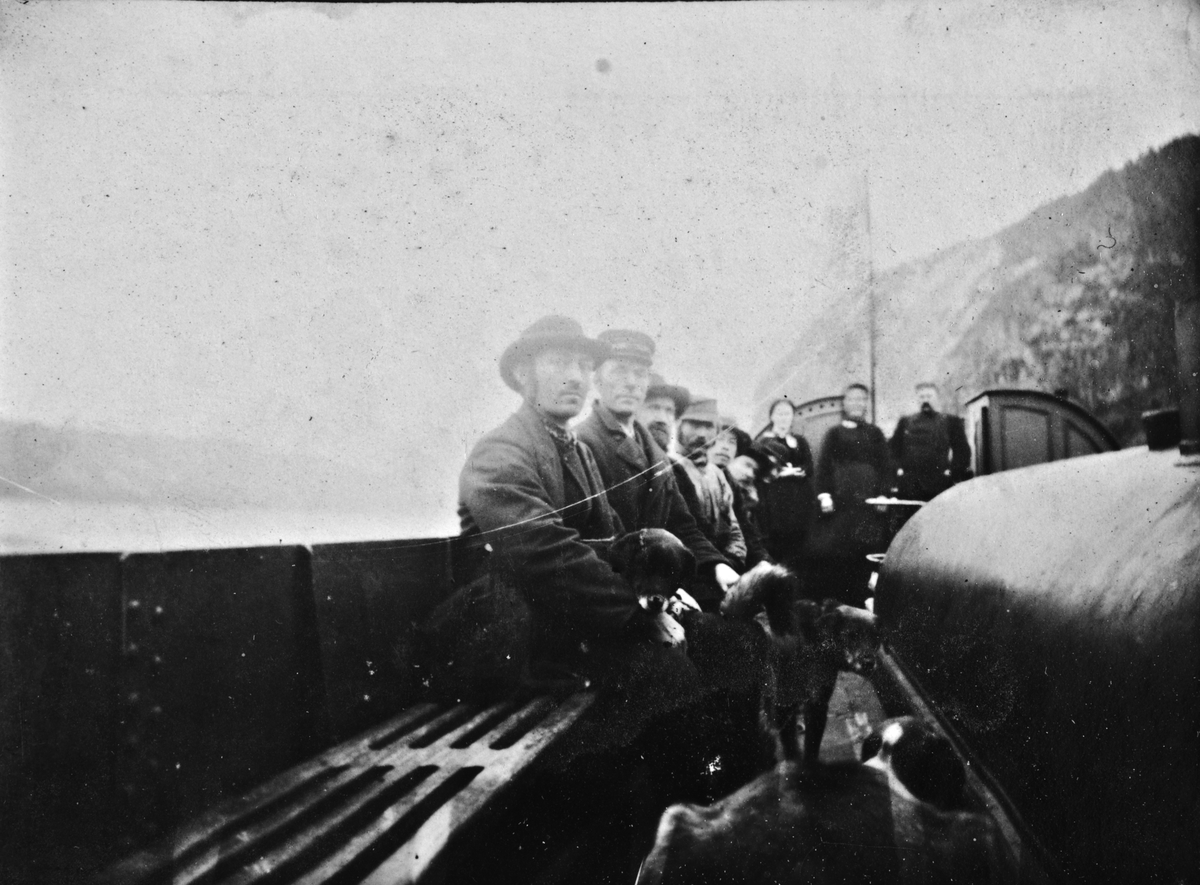 Persongruppe ombord i båt, Fyresvatn, Fyresdal, Telemark,  nok "M/S Fyresdal", senere "M/B Teisner".
