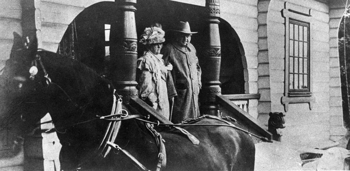 Bjørnstjerne (1832-1910) og Karoline (1835-1934) Bjørnson, Larvik, Vestfold, sommeren 1909. Et av de siste eksisterende bilder av Bjørnson, idet de forlater Larvik Bad etter kuroppholdet. Bjørnson døde jbare et par måneder senere i Paris.