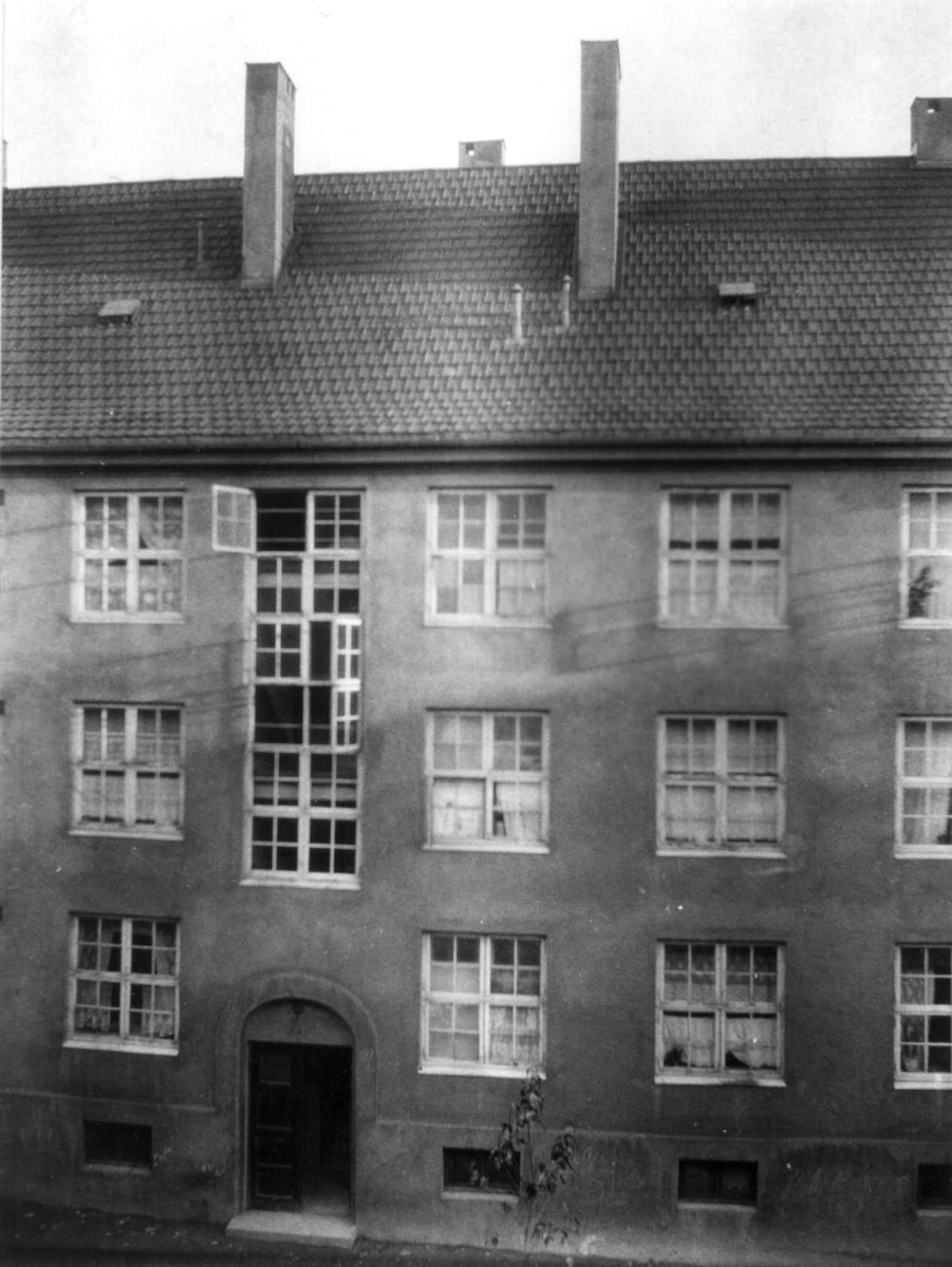 Bygård, fasade, ant. Rosenhoff, Oslo.
Fra boliginspektør Nanna Brochs boligundersøkelser i Oslo 1920-årene.