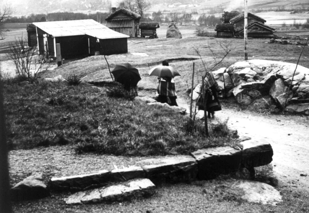 Valle, Aust-Agder 1938. Bededag. Folk med paraplyer på vei til kirken en regværsdag.