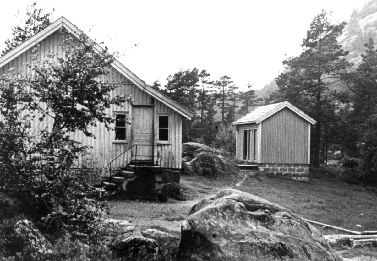 Eikså gård med bolig og uthus i Marnadal 1941.