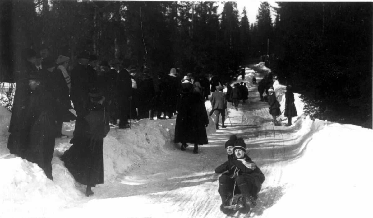 Aking, Oslo. Før 1923. Akende og fotgjengere i Frognerseterbakken.