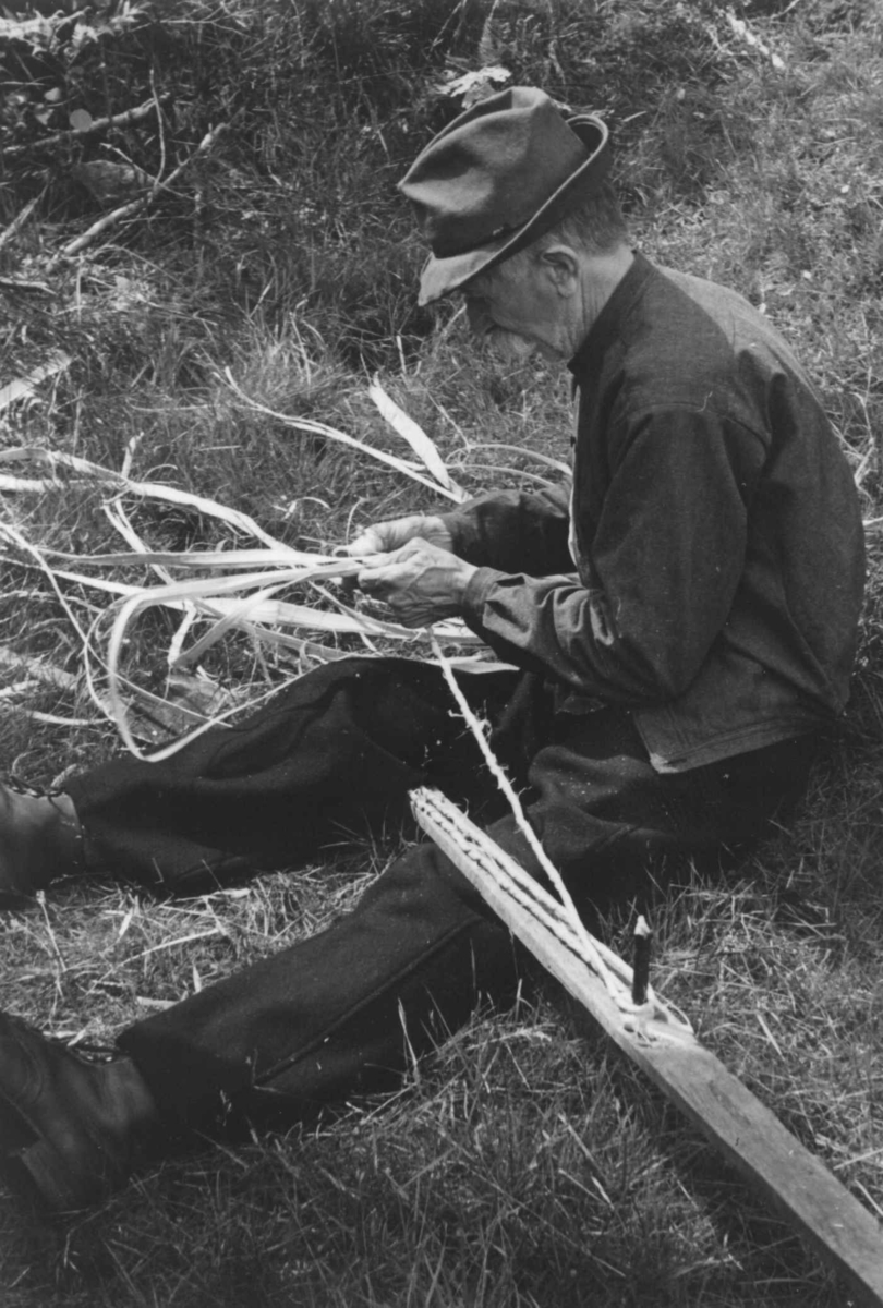 Gunder Tarjeisen Torsland lager bastetau. Åseral 1943.