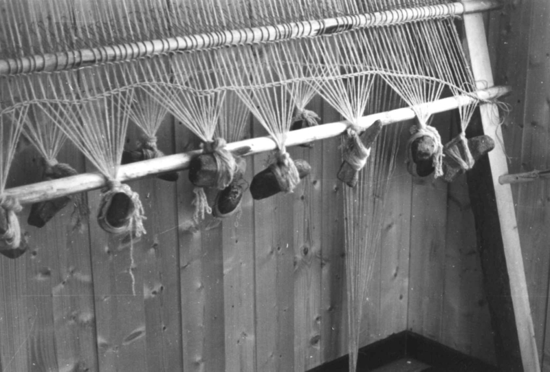 Greneveving. Renning med steinlodd. Lyngen, Troms 1947.