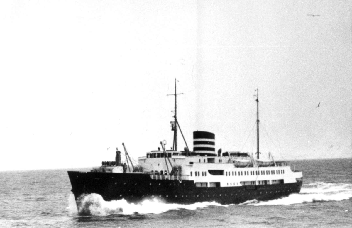 Antakelig det første hurtigruteskipet Nordlys.  Fra Alta eller Tromsø i 1950-årene. Fra Anna Grostøls samlinger.