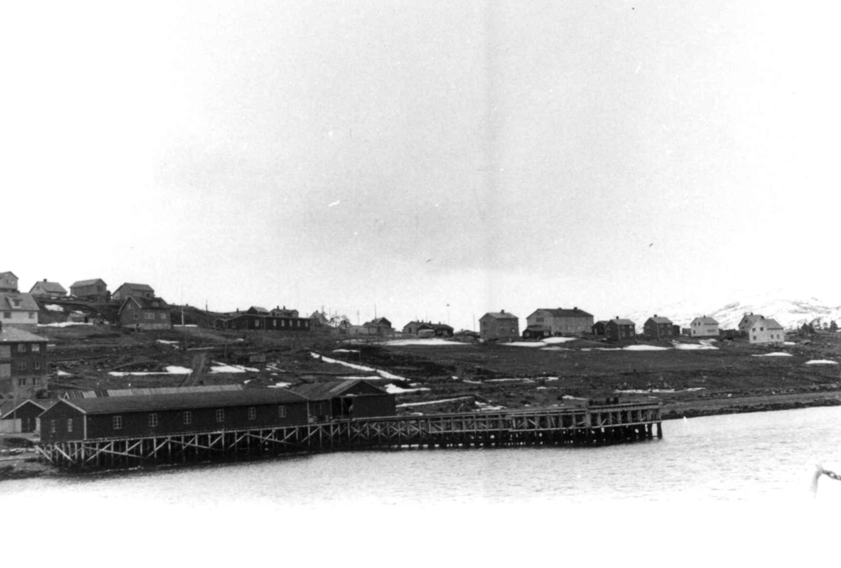 Bebyggelse og kai i Alta eller Tromsø antagelig 1940-årene.