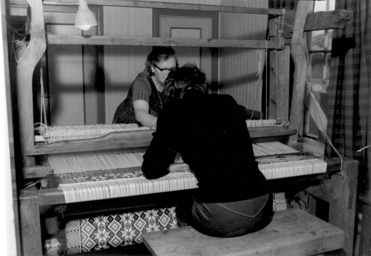 Veving av hentaåkle på kurs arrangert av bondekvinnelaget i Gloppen, Sogn og Fjordane 1973. En feil må rettes opp. Bildet viser også at man vever med vrangen opp.