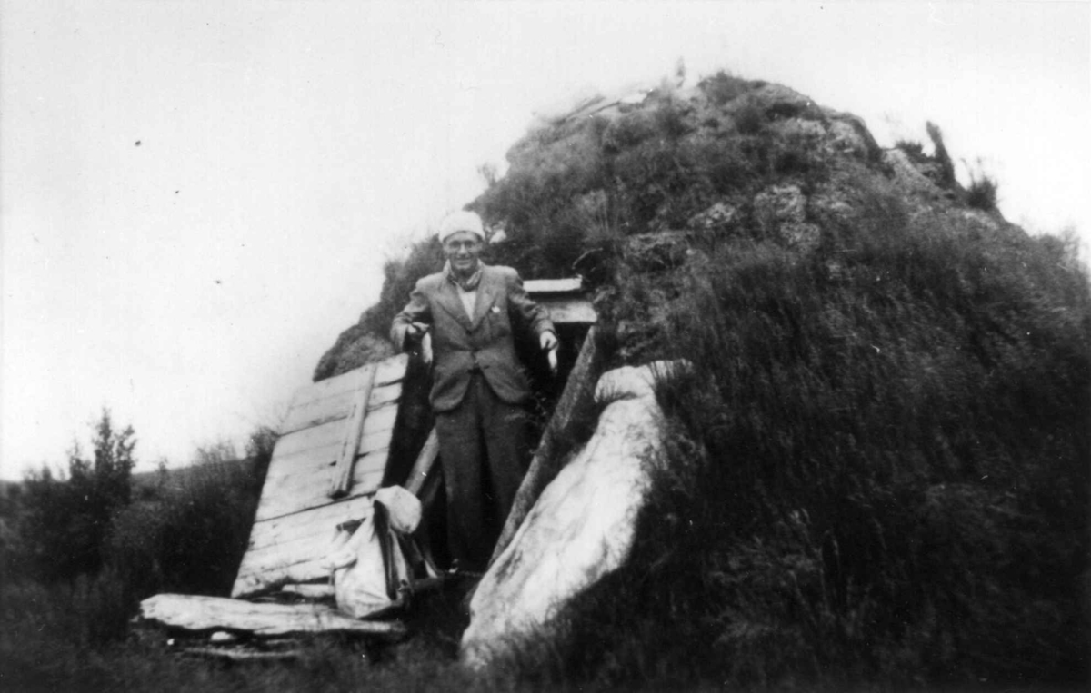 Mann i døråpningen til sørsamisk gamme i Ålen 1939.