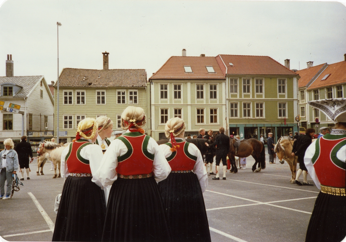 Kvinnedrakt, Jentehovudbunad