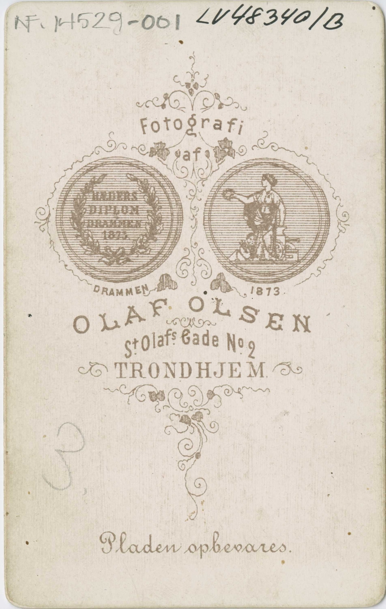 Mannsdrakt, Trondheim, 1870-årene. Visittkort.