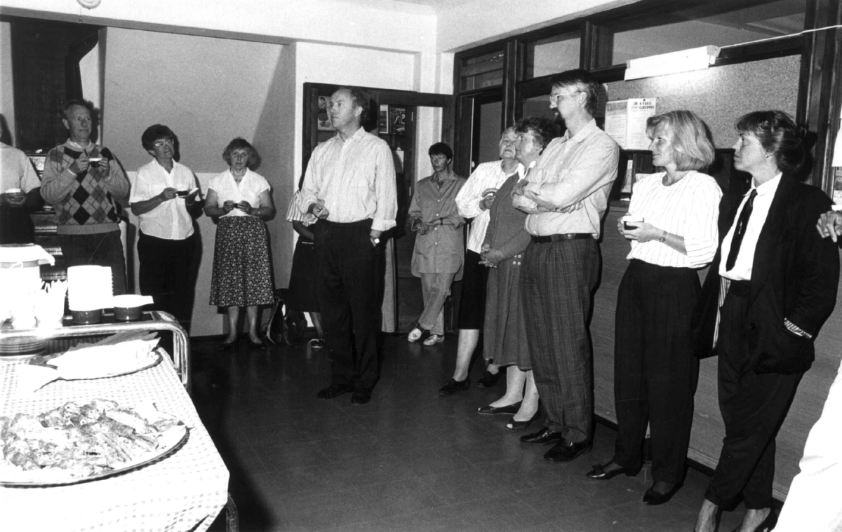 De ansatte er samlet i resepsjonen i anledning Erik Rudengs første dag som direktør på museet, den åttende august 1990.