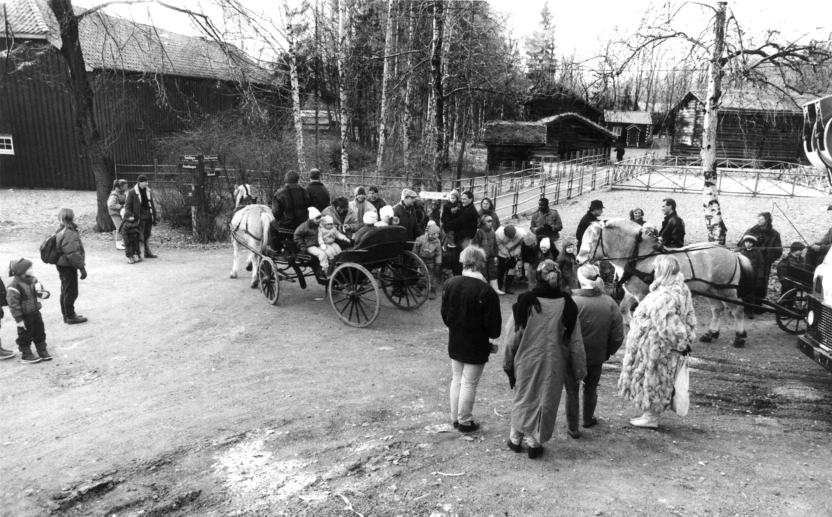 Julemarked 1987. Hester med vogner utenfor Chrystiegården, med Telemarkstunet i bakgrunnen.