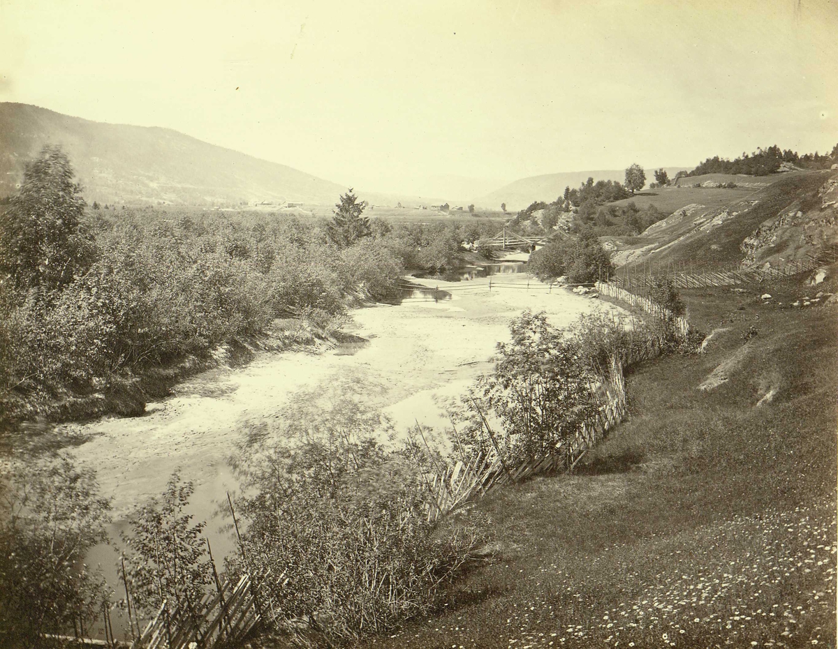 Landskap, Heddal, Notodden, Telemark. Elveparti med trebro.
Fra serie norske landskapsfotografier tatt av den engelske fotografen Henry Rosling (1828-1911).
