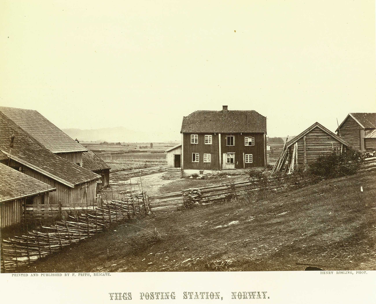 Vik poståpneri (tidl. Viig) ant., Vik, Sogn og Fjordane. Tidligere skysstasjon (1858-1902/1951) og tingsted. Inngjerdet gårdstun med hovedbygning.
Fra serie norske landskapsfotografier tatt av den engelske fotografen Henry Rosling (1828-1911).