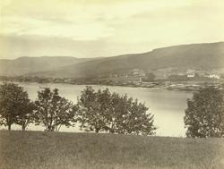 Landfalløya i Drammen, og med gårdene Hotvet og Øren langs k