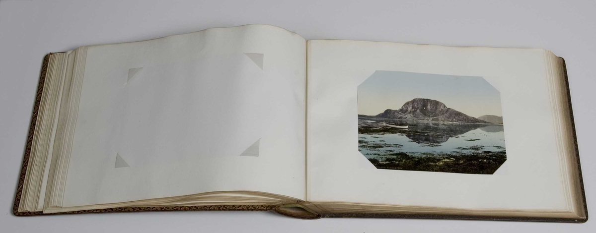Serie motiver fra to fotoalbum i skinn, merket "NORGE I" og "NORGE II". De fleste - 174 av ialt 206 originalpositiver - er tatt av fotograf Axel Lindahl (1841-1906) på hans første reiser i Norge 1884 og 1885. 

