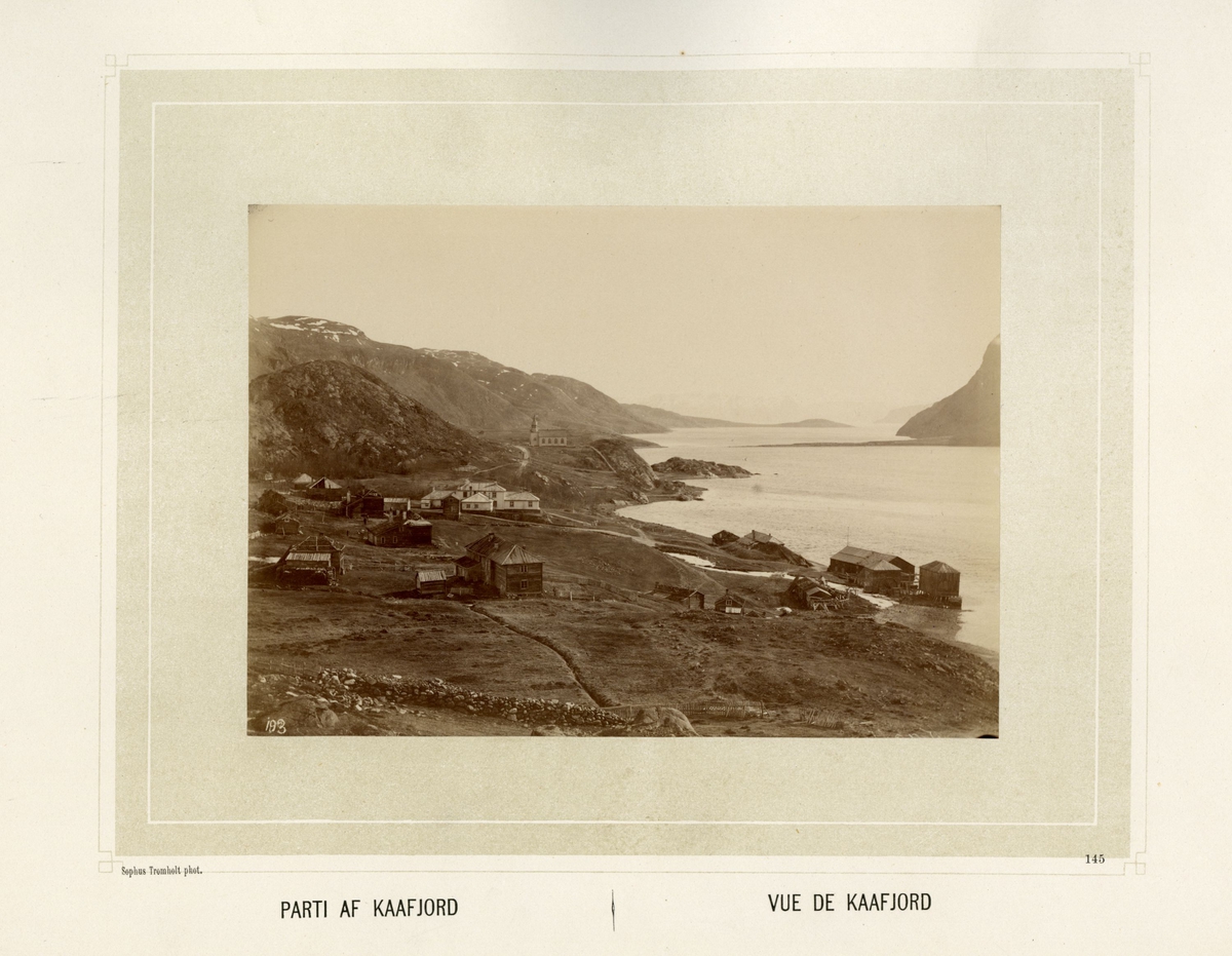 Landskap og bebyggelse med kirke og naust i Kåfjord i Finnmark. Direktørboligen "The House" er den hvite i midten.