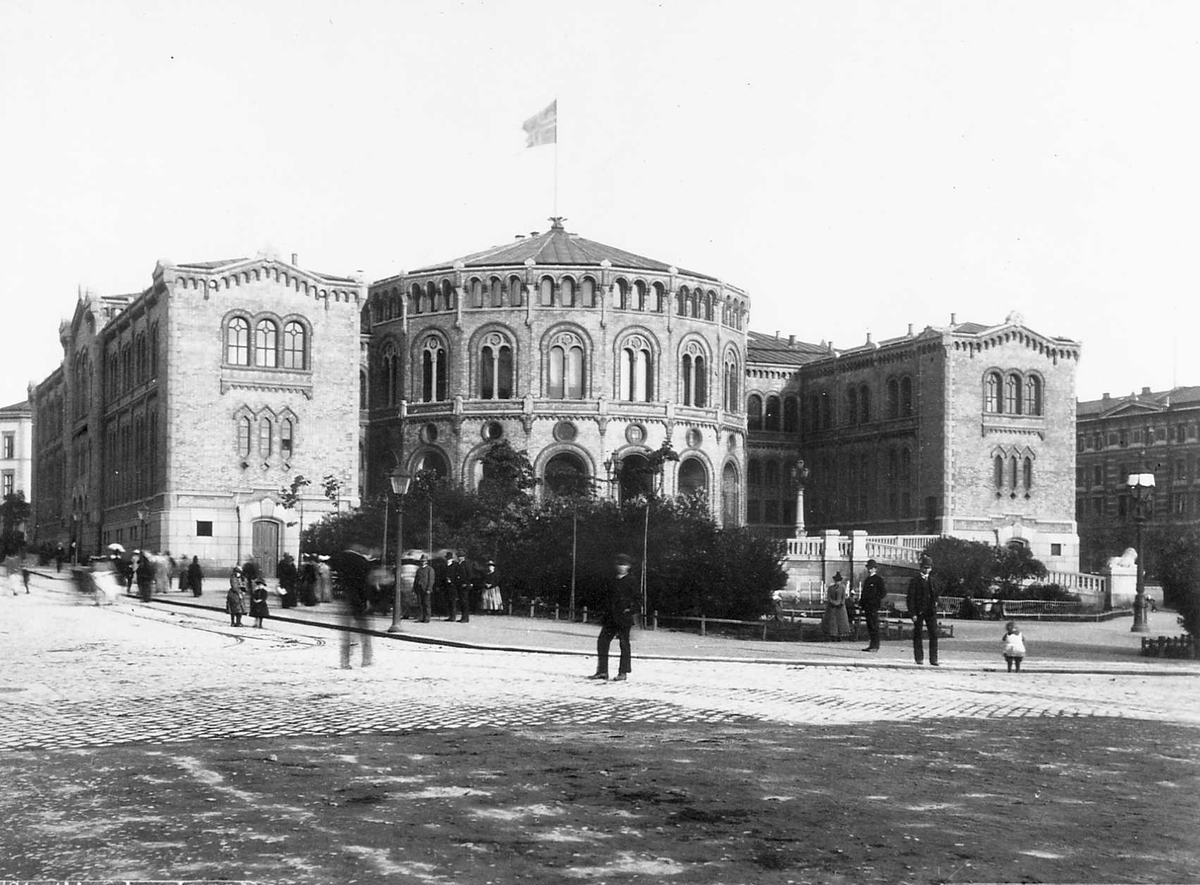 Stortingsbygningen sett fra Karl Johans gate med Eidsvolds Plass t.h., Oslo.  Oppført 1861-66 . arkitekt Emil V. Langlet. Del av Brødrene Brunskows serie norske landskapsbilder.