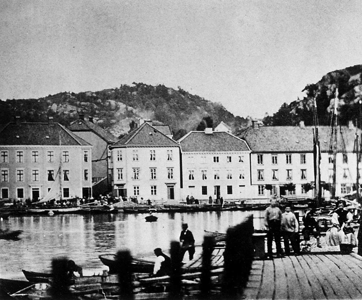 Arendal sentrum med Kirkegaten innerst i Pollen før bybrannen 1868, da husene brant ned. Fra v. Dedekams hus, Thommesens to hus, Becks hus. Langbryggen følger Pollen på h.side.